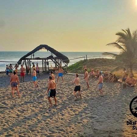 The Driftwood Surfer Beachfront Hostel / Restaurant / Bar, El Paredon El Paredón Buena Vista 外观 照片