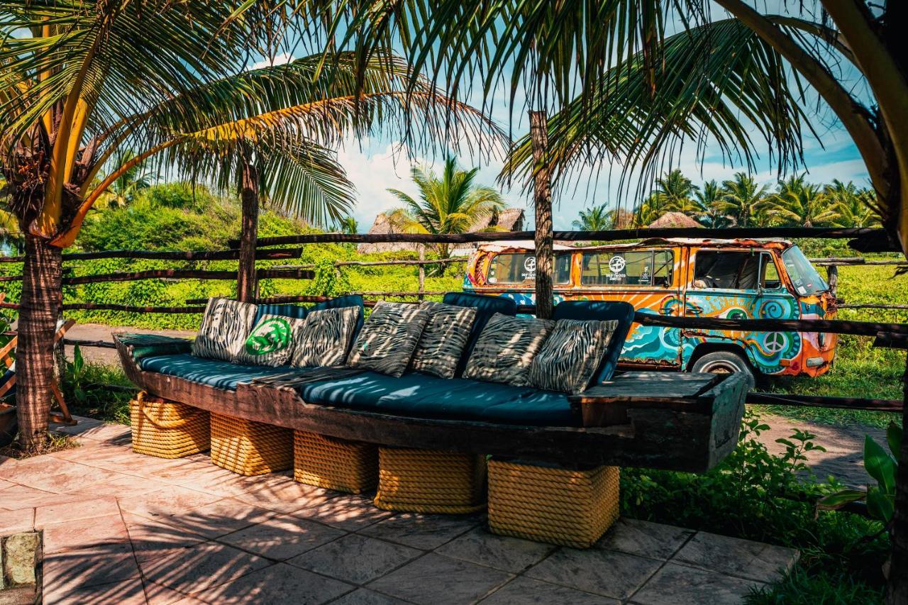 The Driftwood Surfer Beachfront Hostel / Restaurant / Bar, El Paredon El Paredón Buena Vista 外观 照片