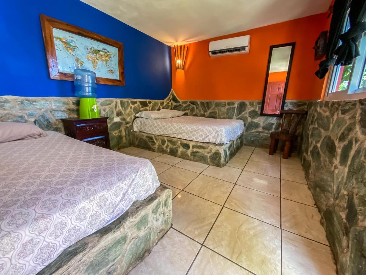 The Driftwood Surfer Beachfront Hostel / Restaurant / Bar, El Paredon El Paredón Buena Vista 外观 照片